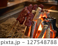 囲炉裏で焼く肉 127548788