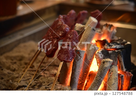 囲炉裏で焼く肉 囲炉裏で焼く肉 127548788