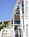青空と白い建物 127548799