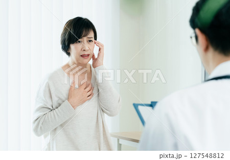 問診を受ける女性 問診を受ける女性 127548812
