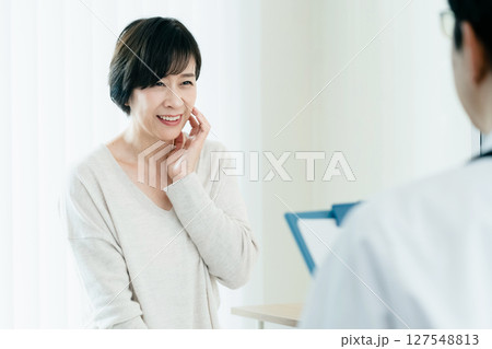 問診を受ける女性 問診を受ける女性 127548813