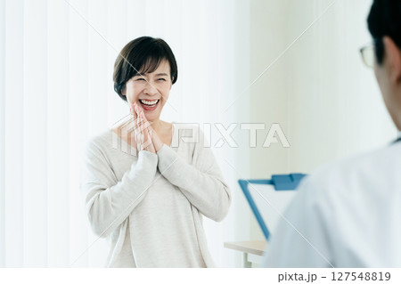 問診を受ける女性 問診を受ける女性 127548819