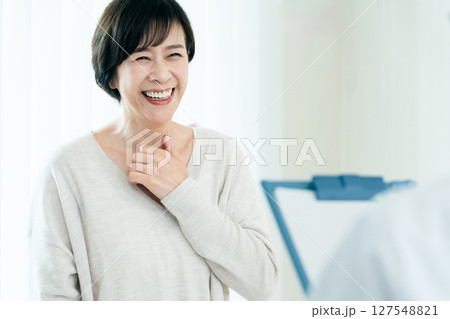 問診を受ける女性 問診を受ける女性 127548821