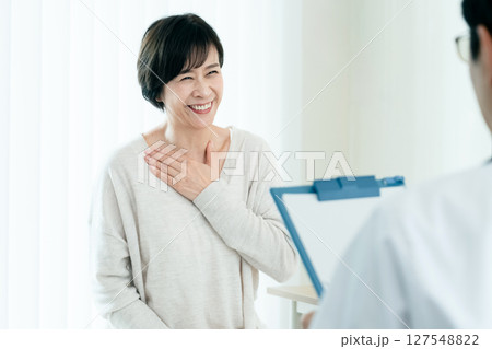 問診を受ける女性 問診を受ける女性 127548822
