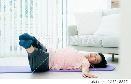 トレーニングをする中高年女性 127548855