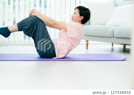 トレーニングをする中高年女性 127548858
