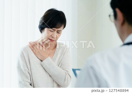 検査結果を聞く女性 127548894