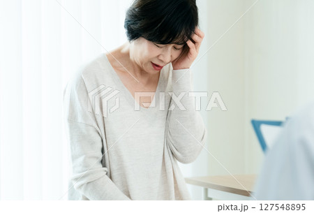 検査結果を聞く女性 127548895