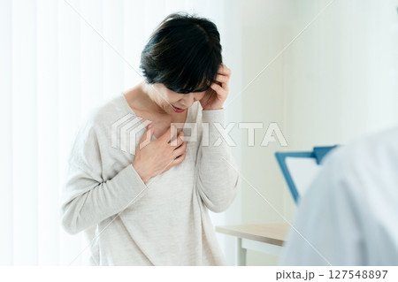 検査結果を聞く女性 検査結果を聞く女性 127548897