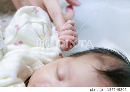 お母さんの指を握る赤ちゃん 新生児 お母さんの指を握る赤ちゃん 新生児 127549205