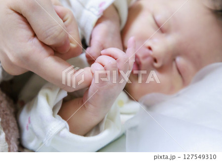 赤ちゃんの小さな手 指を握る新生児 127549310