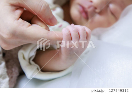 赤ちゃんの小さな手 指を握る新生児 赤ちゃんの小さな手 指を握る新生児 127549312