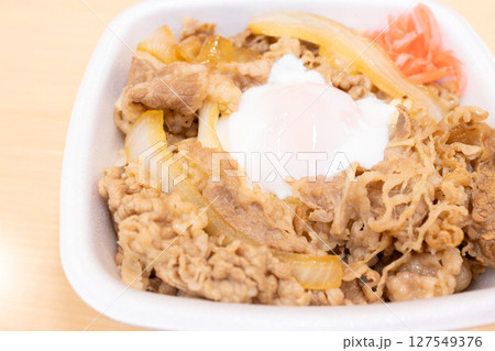 美味しい半熟玉子のせ牛丼弁当 127549376