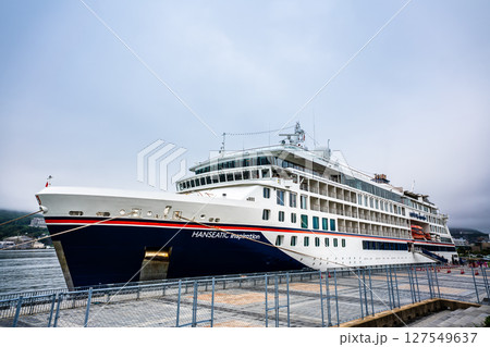 長崎港客船入港（Hanseatic Inspiration）松ヶ枝埠頭【長崎市】 127549637