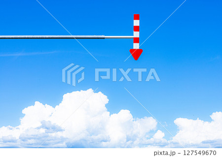 青空と雲と矢印のシンプルな風景 青空と雲と矢印のシンプルな風景 127549670