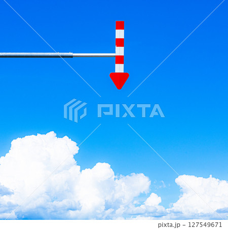 青空と雲と矢印のシンプルな風景 127549671