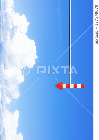 青空と雲と矢印のシンプルな風景 青空と雲と矢印のシンプルな風景 127549679