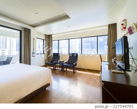 タイ・バンコク中心部のビル群を望むホテル客室 / Bangkok, Thailand 127549705