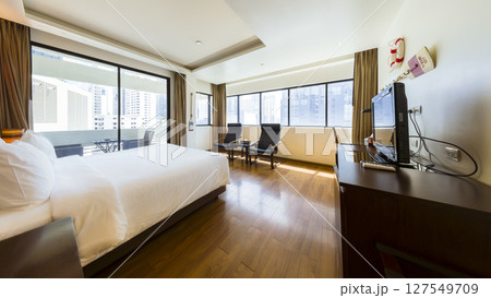 タイ・バンコク中心部のビル群を望むホテル客室 / Bangkok, Thailand 127549709