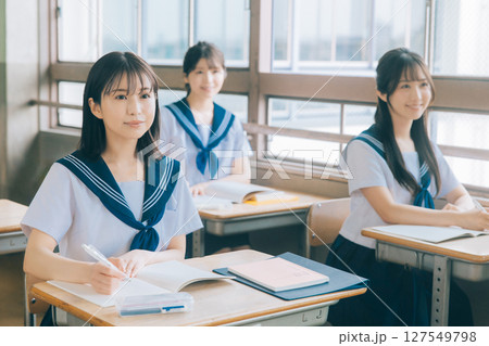 授業中の女子高生　 127549798