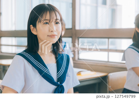 授業中の女子高生 授業中の女子高生 127549799