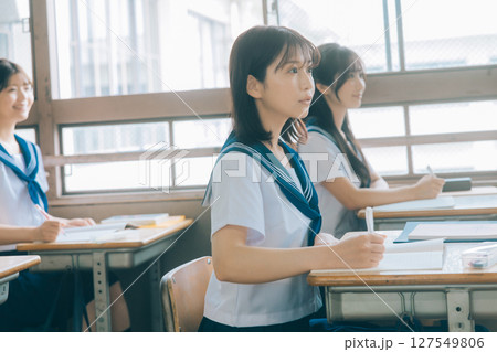 授業中の女子高生　 127549806