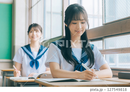 授業中の女子高生 授業中の女子高生 127549818