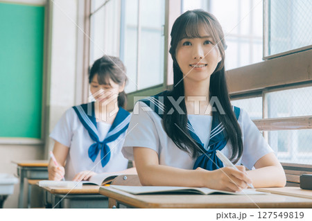 授業中の女子高生　 127549819