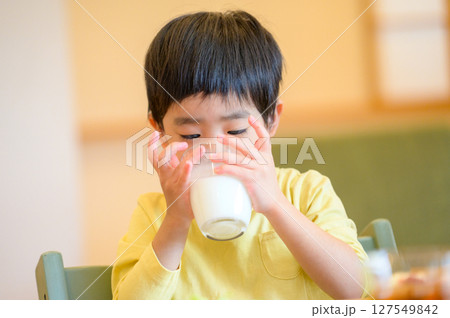 牛乳を飲む日本人の男の子 127549842