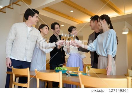ホームパーティで乾杯をする日本人男女 127549864