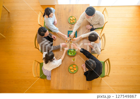 ホームパーティで乾杯をするシーンの俯瞰 127549867