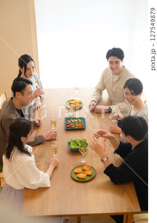 ホームパーティをする日本人男女 127549879