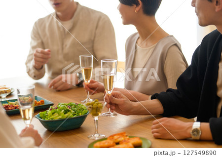 ホームパーティをする日本人男女 127549890