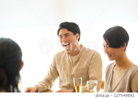 ホームパーティをする日本人男女 127549892