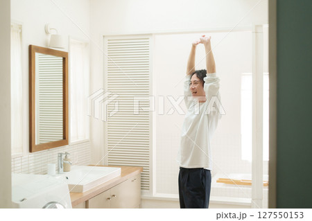 ストレッチをする男性 ストレッチをする男性 127550153