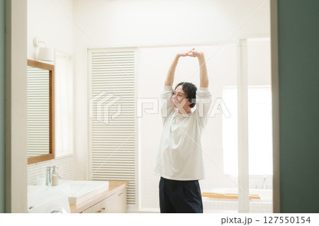 ストレッチをする男性 127550154