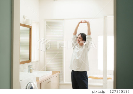 ストレッチをする男性 ストレッチをする男性 127550155