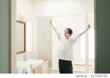 ストレッチをする男性 ストレッチをする男性 127550156