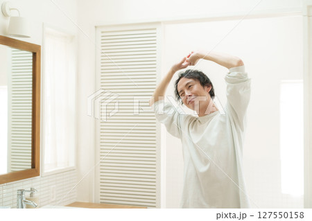 ストレッチをする男性 127550158