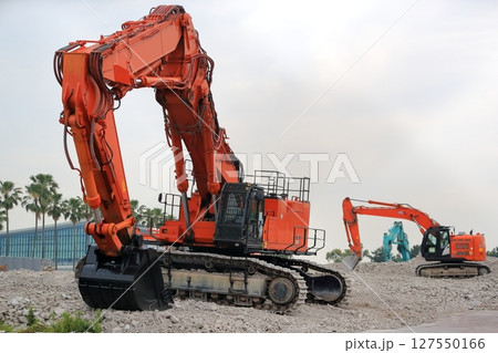 工事現場の油圧ショベル 工事現場の油圧ショベル 127550166