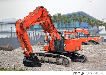 工事現場の油圧ショベル 工事現場の油圧ショベル 127550167