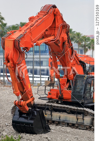 工事現場の油圧ショベル 127550169