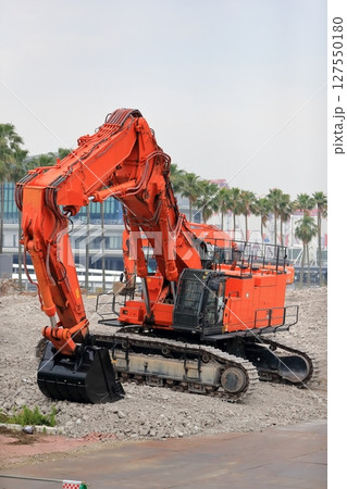 工事現場の油圧ショベル 工事現場の油圧ショベル 127550180