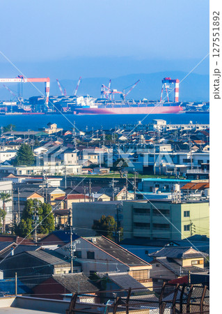 津市街地より造船所のある伊勢湾を望む 127551892