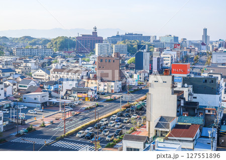 遠く三重県庁を望む市街地風景 127551896