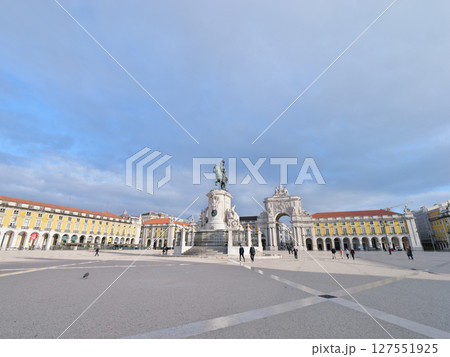ポルトガル　リスボン　アルコ・ダ・ルア・アウグスタ　コルメシオ広場　5月の早朝　雨上がり 127551925