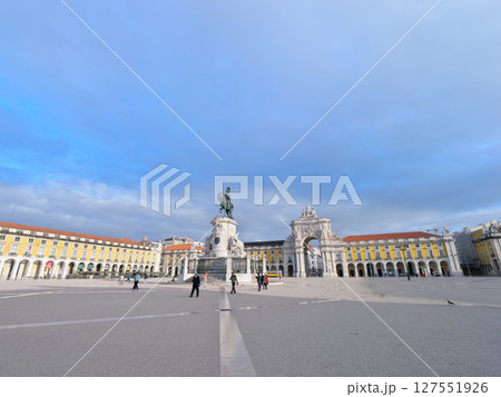 ポルトガル リスボン アルコ・ダ・ルア・アウグスタ コルメシオ広場 5月の早朝 雨上がり ポルトガル リスボン アルコ・ダ・ルア・アウグスタ コルメシオ広場 5月の早朝 雨上がり 127551926