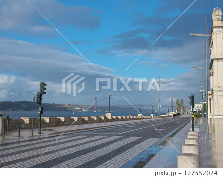 ポルトガル リスボン コルメシオ広場からテージョ川を望む 5月 雨上がりの早朝 ポルトガル リスボン コルメシオ広場からテージョ川を望む 5月 雨上がりの早朝 127552024