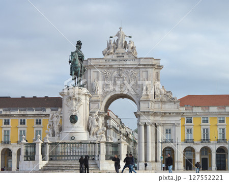 ポルトガル　リスボン　アルコ・ダ・ルア・アウグスタ　コルメシオ広場　5月の早朝　雨上がり 127552221