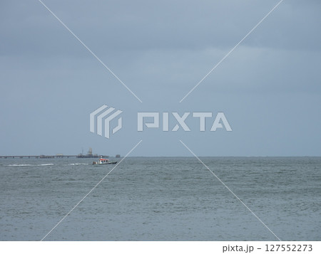 ポルトガル　リスボン　テージョ川河口の船 127552273